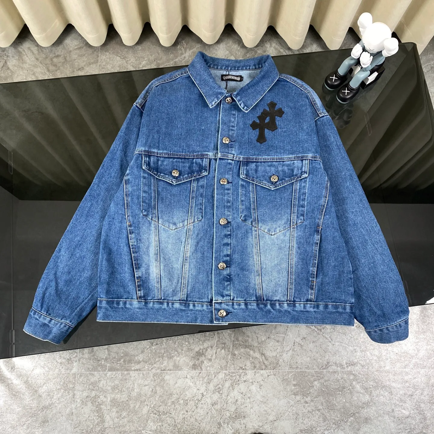 🅿️360 Chrome Hearts Chrome Hearts logo heavily embroidered leather classic couple style washed denim jacket. Super popular style is here. The best item for this weather is cool oversize style. The classic cross white logo is all over the whole dress, and the cross leather label on the back is the finishing touch. It is full of personality without being exaggerated. It is a perfect versatile style for spring and summer! It is made of 100% denim cotton fabric with heavy thread count and washed with water to ensure a stiff and tough shape while being comfortable and breathable against the skin. The high-density embroidery of Sanskrit letters is ultra-exquisite. The original molded custom buttons, large cross leather label, and Krossin silver details are all luxurious! Casual and loose fit, lazy and casual, the same style for men and women. It is very trendy to match it with sweatpants and wide-leg pants casually. The focus is on versatility. It can be used as a jacket in spring and autumn. It is amazing. Size: M–XL Color: Blue